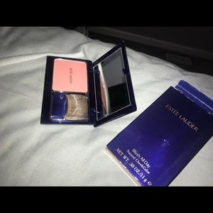 Estēe Lauder Blush All Day. Color 02 Raspberry